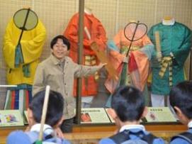 歴史民俗資料館学芸員の解説風景写真